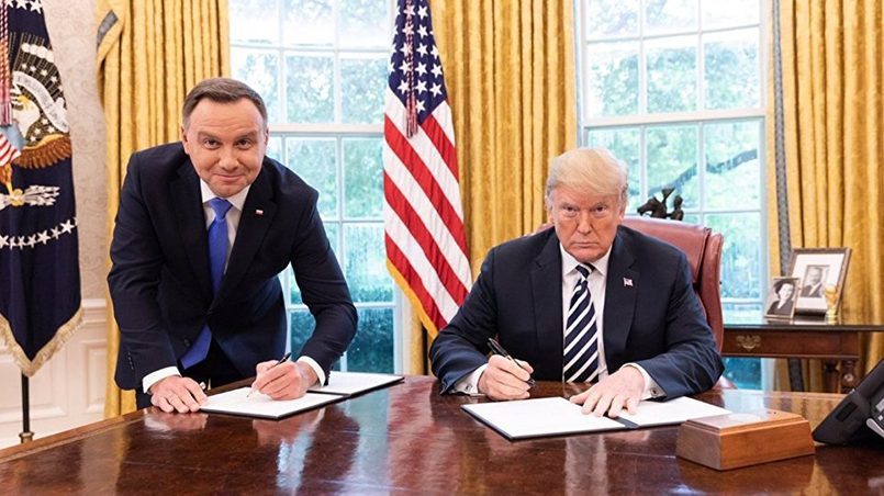 Prezydent Polski Andrzej Duda we wrześniu 2018 r. na konferencji prasowej w Białym Domu zaproponował nazwę dla amerykańskiej bazy wojskowej na terytorium Polski „Fort Trump” / Foto: Izvestia