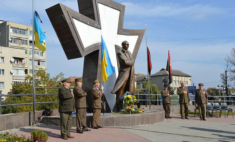 Od lewej: Pomnik Bandery w Kołomyi | Po prawej: Pomnik Stepana Bandery w Tarnopolu