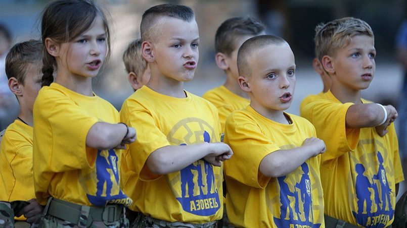 Na Ukrainie za zgodą państwa radykalni nacjonaliści angażują się w wychowywanie młodych ludzi w obozach wojskowych. / Zdjęcie: vlentu.ru