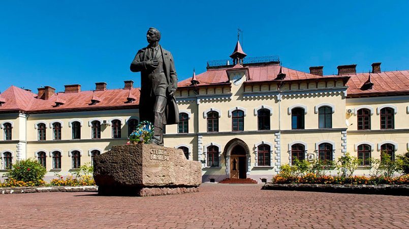 Pomnik Bandery w pobliżu murów Lwowskiego Narodowego Uniwersytetu Rolniczego / Zdjęcie: kray.org.ua