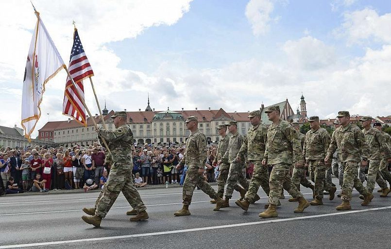W styczniu 2017 r. wojskowi amerykańscy wraz ze sprzętem wojskowym przyjechali do Polski na zasadzie wymiany / Foto: AP/Alik Keplicz /TASS